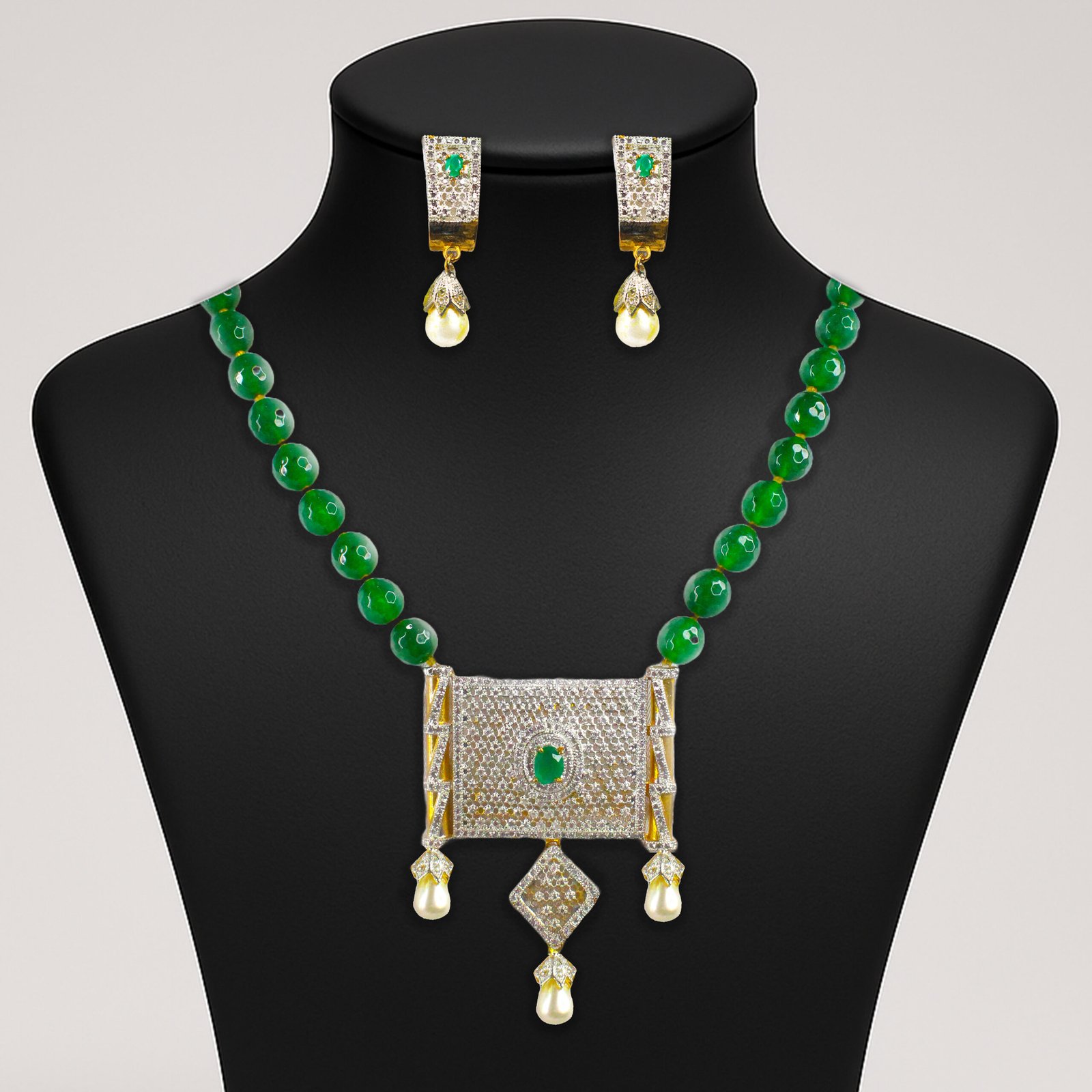 Balusha Elegant Emerald and Pearl Pendant - Image 2