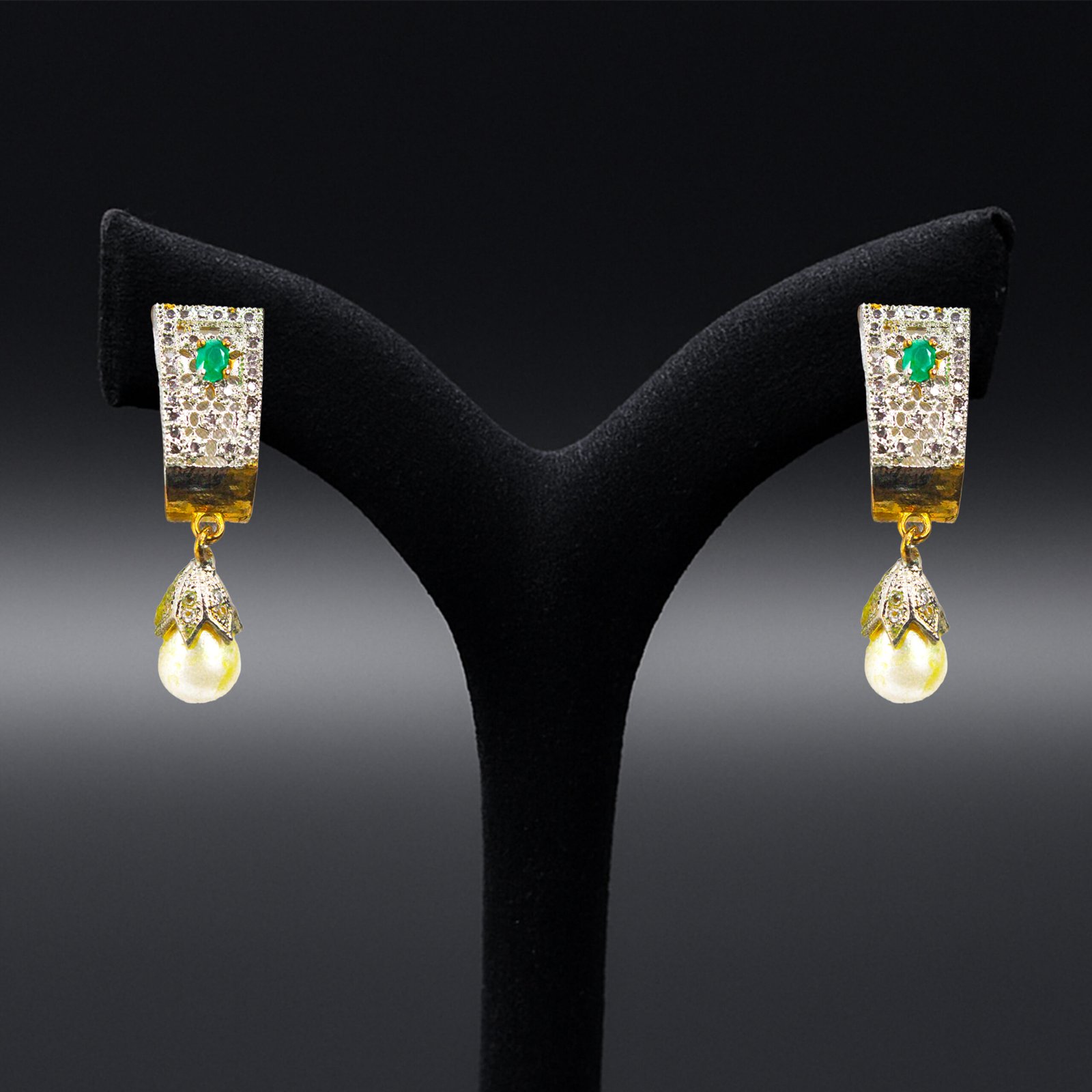 Balusha Elegant Emerald and Pearl Pendant - Image 3