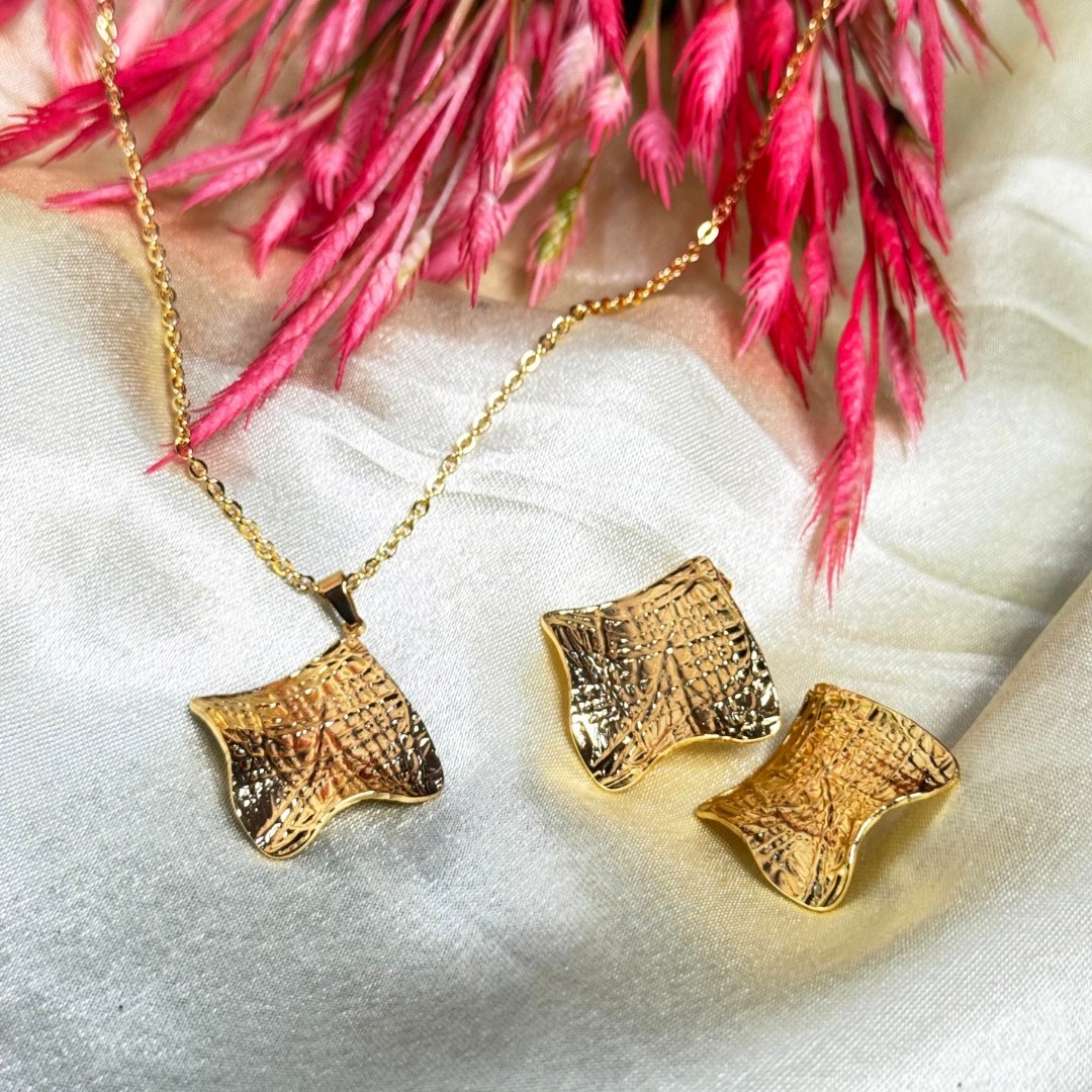 Balusha Textured Golden Pendant Set - Image 4