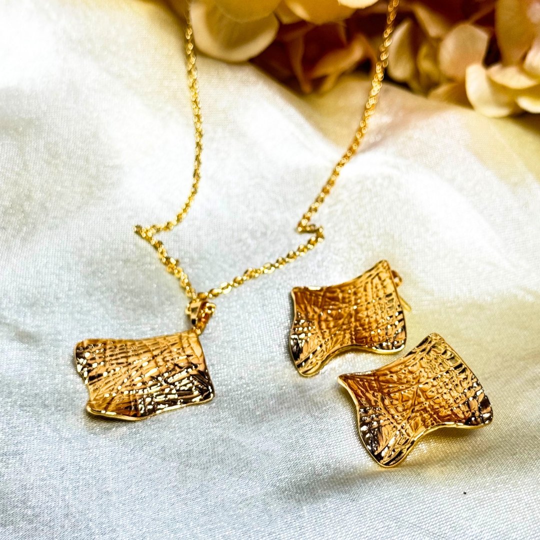Balusha Textured Golden Pendant Set - Image 3