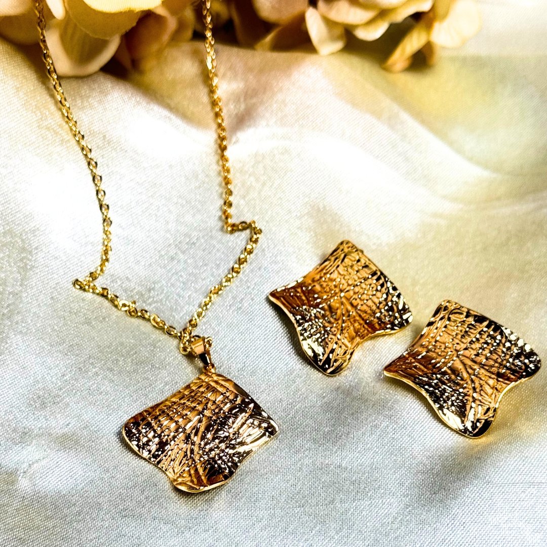 Balusha Textured Golden Pendant Set - Image 2