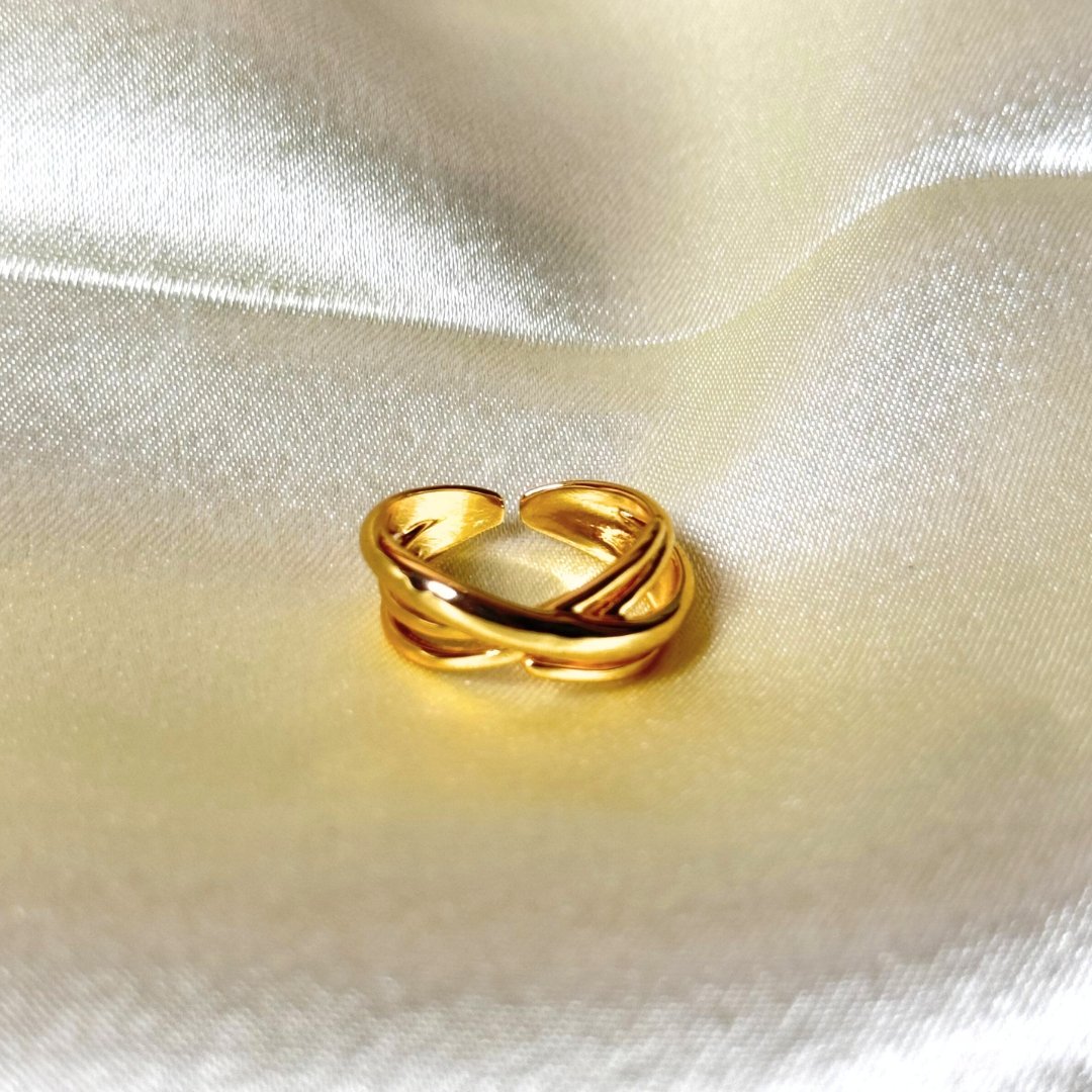Elegant Crossover Ring