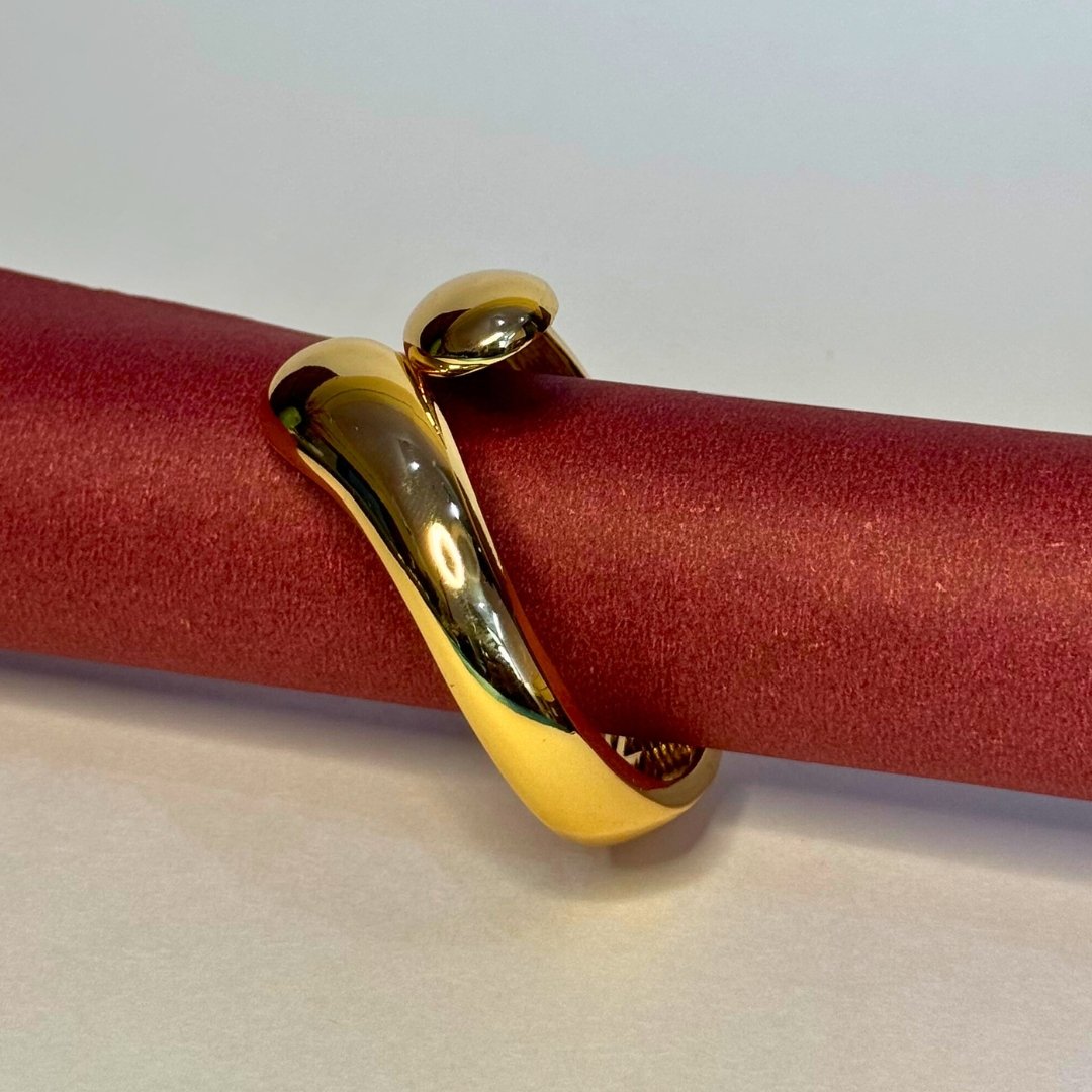 Elegant Golden Curve